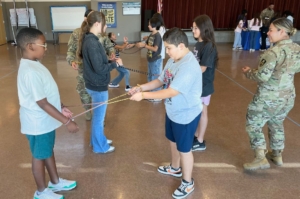 Estudiantes de la escuela secundaria Vista del Mar participan en uno de los programas identificados en el reporte: “Rugged Outdoor Physical Experience System” (R.O.P.E.S.) es un programa de prevención de drogas que se centra en la comunicación y el trabajo en equipo para ayudar a los jóvenes a determinar cuándo pedir ayuda y cómo recibirla.