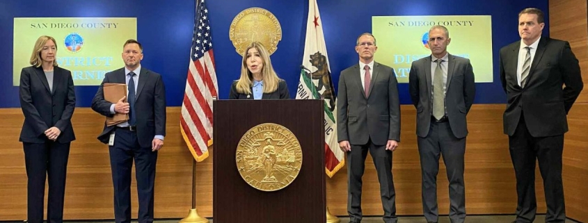 Foto de conferencia de prensa de la Fiscal de Distrito anunciando cargos contra mujer que cargos graves de apropiación indebida de fondos públicos y cargos graves de malversación.