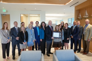 Foto de grupo mientras le presentan el premio del Presidente de Scripps Health a la Fiscal de Distrito Summer Stephan.