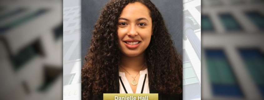 Foto de Fiscal Auxiliar Danielle Hall para el Mes de la Historia Afroamericana. El edificio del Palacio de Justicia esta en el fondo de la foto.