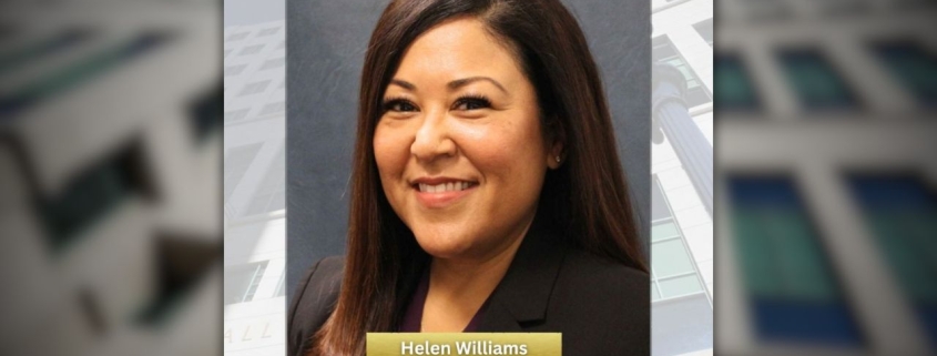 Foto de Investigadora de la Fiscalía de Distrito Helen Williams para el Mes de la Historia Afroamericana. El edificio del Palacio de Justicia esta en el fondo de la foto.