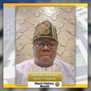 Foto de Ingeniero Principal de Tecnología de la Información Sunday Fateropa para el Mes de la Historia Afroamericana. El edificio del Palacio de Justicia esta en el fondo de la foto.