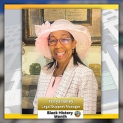Foto Gerente de Apoyo Legal Tonya Bailey para el Mes de la Historia Afroamericana. El edificio del Palacio de Justicia esta en el fondo de la foto.