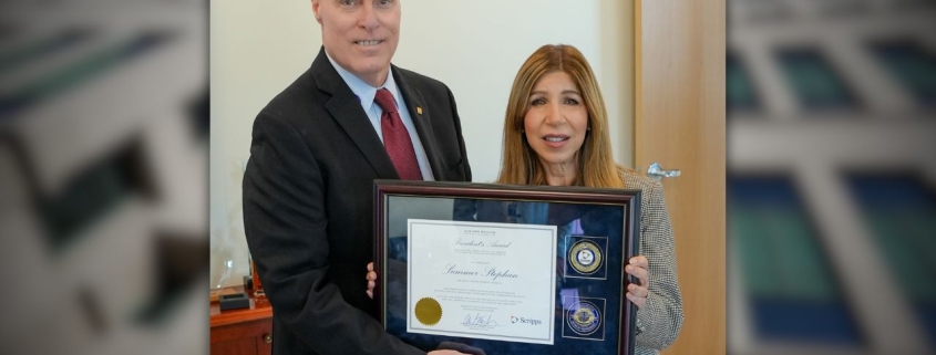 En la Foto: El Presidente y Director Ejecutivo de Scripps Health, Chris Van Gorder, presentó hoy a la Fiscal de Distrito del Condado de San Diego, Summer Stephan, el Premio del Presidente de Scripps.