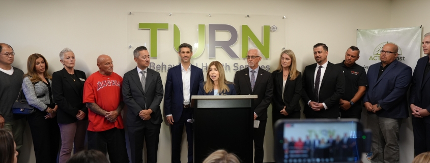 Foto de conferencia de prensa en la cual Fiscalía, Alcalde de San José, Senadora Blakespear Exigen Financiamiento Estatal para Prop.36.