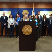 Foto de la Fiscal de Distrito Summer Stephan en conferencia de prensa para anunciar cargos contra dos personas que traficaron a empleados y robaron su sueldo.