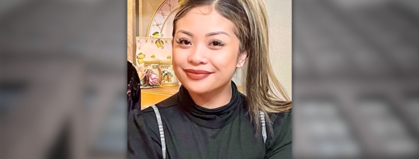 Foto de mujer, Ericka Wilson, frente al fondo de foto del Palacio de Justicia.
