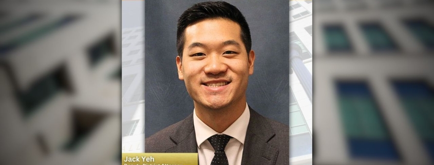 Foto del Fiscal Auxiliar Jack Yeh con su nombre y titulo abajo y en el fondo una foto del edificio del Palacio de Justicia.