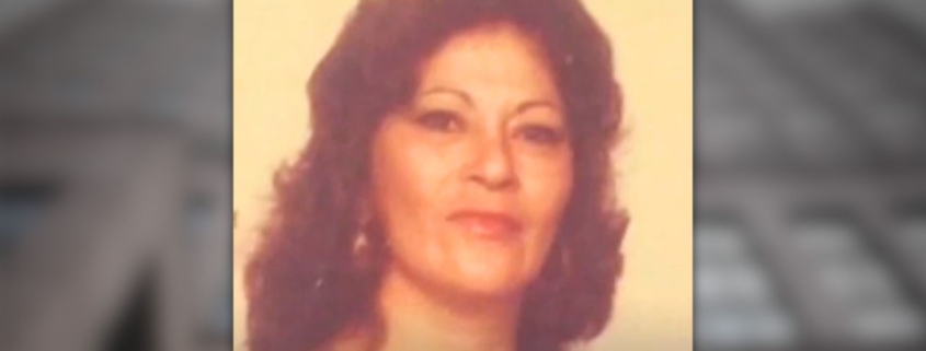Foto de mujer que fue víctima de homicidio y su nombre escrito en letras blancas de bajo de la foto: Margaret Orozco Jackson, 47.