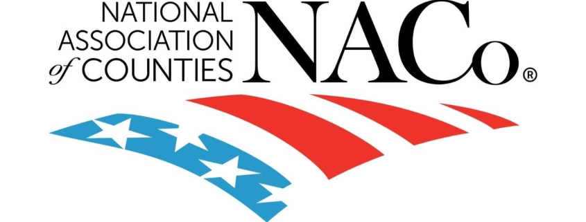 Logo del National Association of Counties (NACo) con colores de la bandera de Estados Unidos.