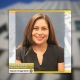 Retrato de Rebecca Gomez, Gerente de Servicios de Apoyo Legal, sonriendo frente a un fondo azul, con un texto que dice “Rebecca Gomez” y “Gerente de Servicios de Apoyo Legal”, y una insignia que dice “Mes de la Herencia Hispana”.