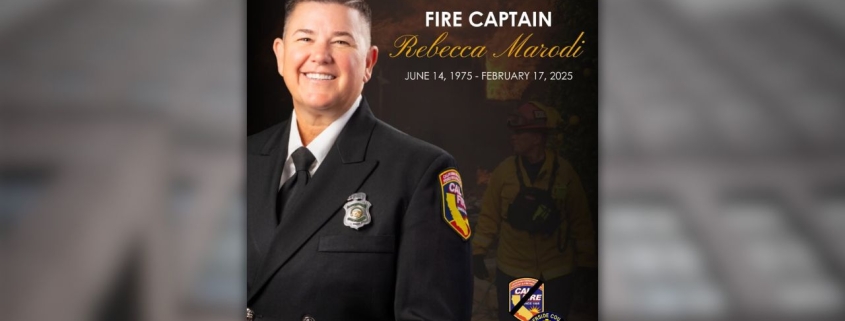 Cartel conmemorativo del funeral de la «Capitana de Bomberos Rebecca Marodi», con un bombero sonriente vestido con uniforme oscuro a la izquierda —luciendo parches del cuerpo de bomberos en el pecho— y las fechas «14 de junio de 1975 – 17 de febrero de 2025» sobre un fondo oscuro.