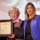 Fiscal Reconoce a Sobreviviente del Holocausto Con Nuevo Premio Comunitario