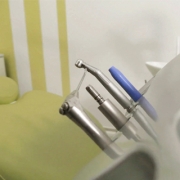 Foto de sillón de dentista y herramientas. Historia: Dentista acusado de facturar fraudulentamente a las compañías de seguros